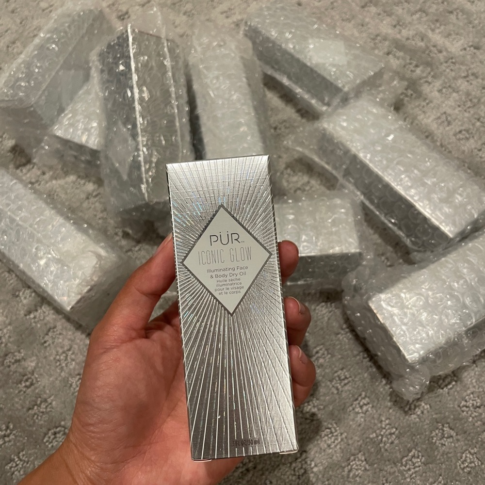 2x PÜR
Crystal Clear Iconic Glow Face & Body Oil